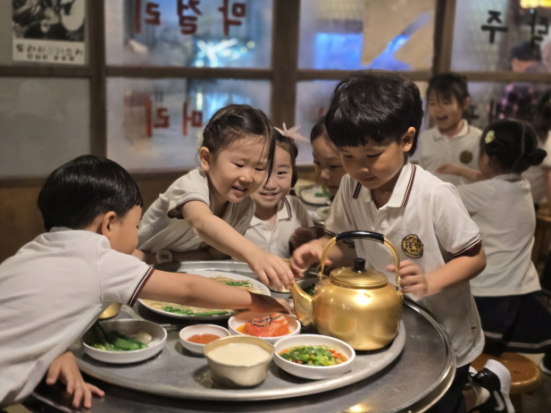 향촌 문화관에서 옛날 사람들의 모습을 관찰해 보았어요.